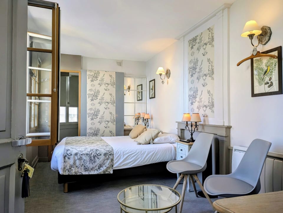 Romantic Room | Hypo-allergenic bedding, individually decorated, blackout drapes