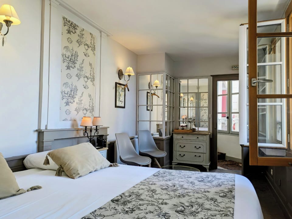 Romantic Room | Hypo-allergenic bedding, individually decorated, blackout drapes
