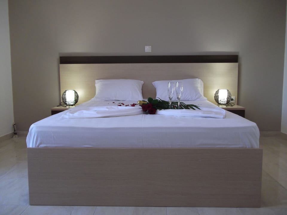 Premium bedding, in-room safe, laptop workspace, blackout drapes