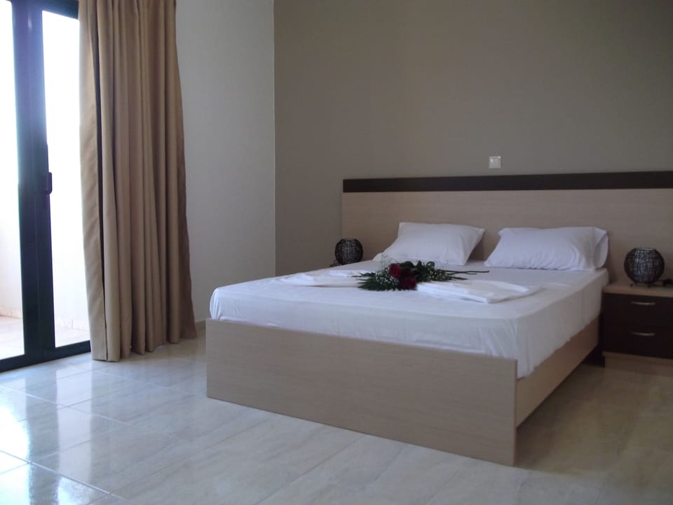 Premium bedding, in-room safe, laptop workspace, blackout drapes