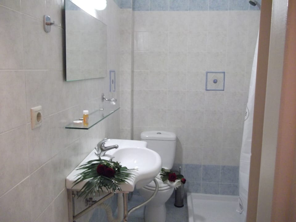 Shower, rainfall showerhead, free toiletries, hair dryer
