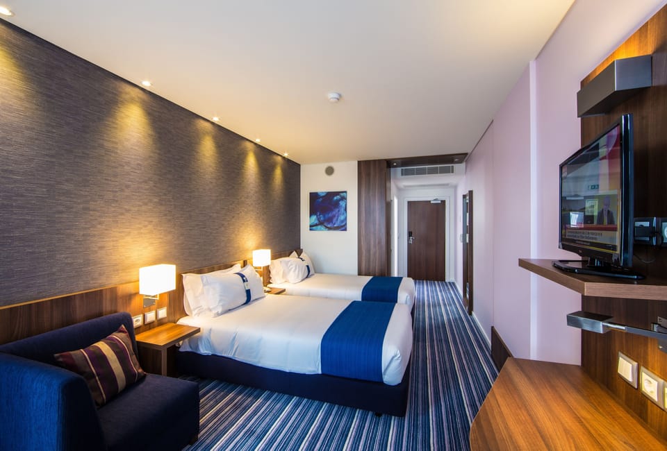 Standard Room, 2 Twin Beds (Free Breakfast) | Desk, blackout drapes, soundproofing, iron/ironing board