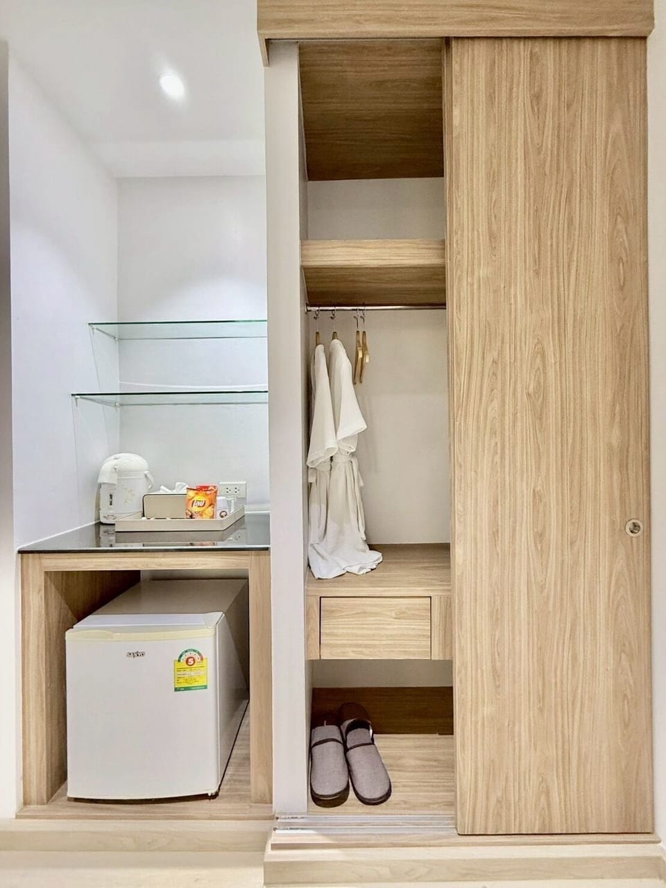 Ivory Deluxe Room | Minibar, rollaway beds, free WiFi, bed sheets