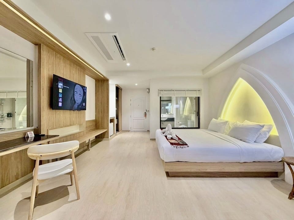 Ivory Deluxe Room | Minibar, rollaway beds, free WiFi, bed sheets