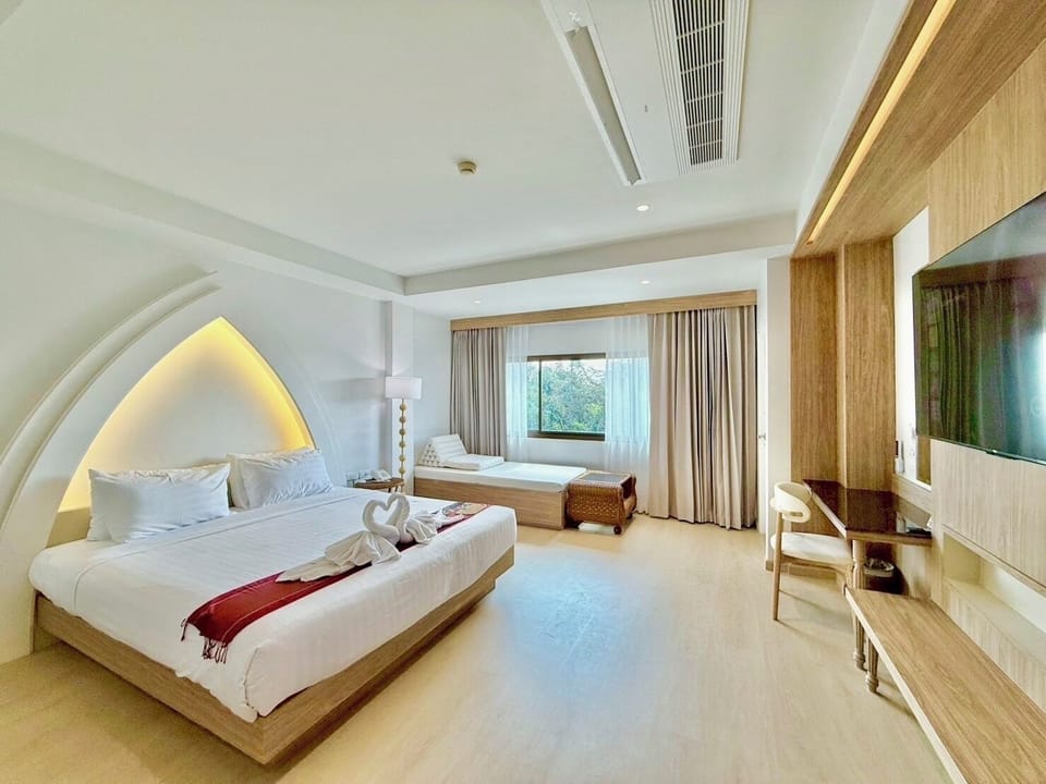 Ivory Deluxe Room | Minibar, rollaway beds, free WiFi, bed sheets