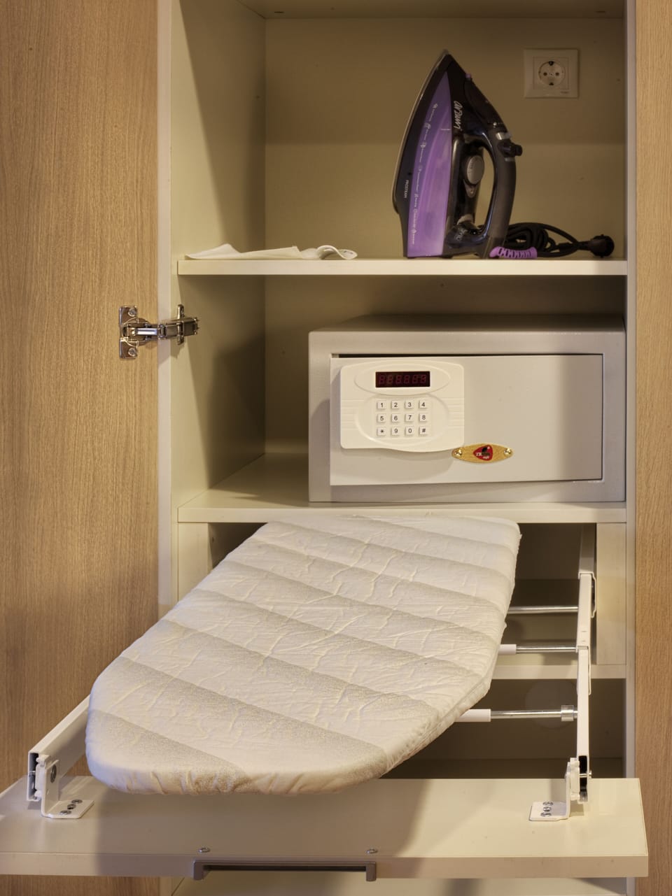 Egyptian cotton sheets, premium bedding, minibar, in-room safe