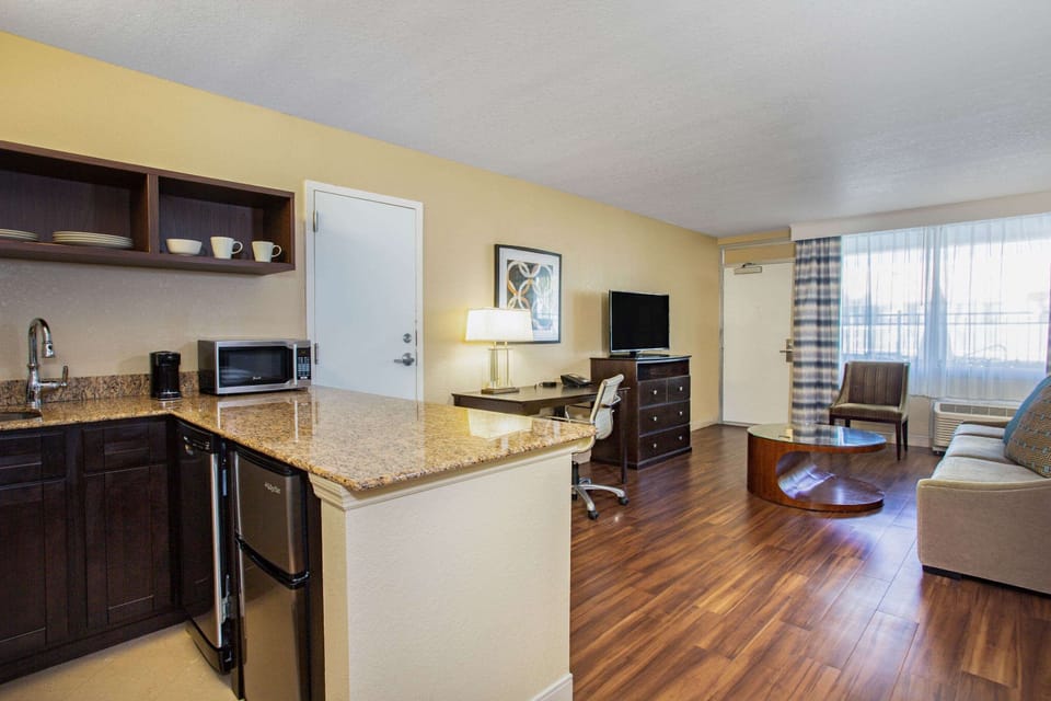 Coffee/tea maker, fridge, microwave