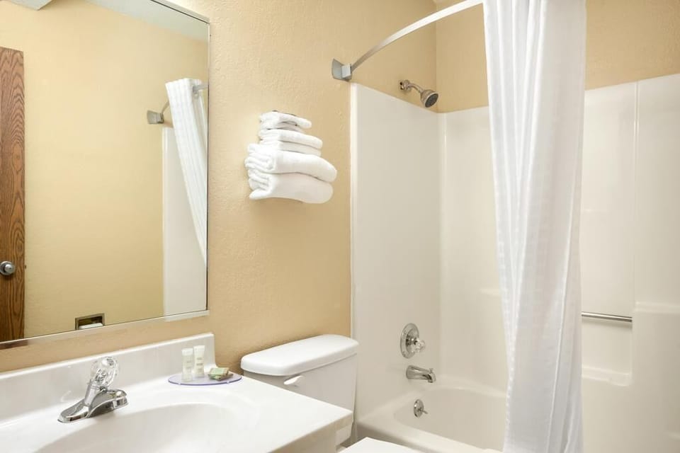 Combined shower/tub, free toiletries, hair dryer, towels