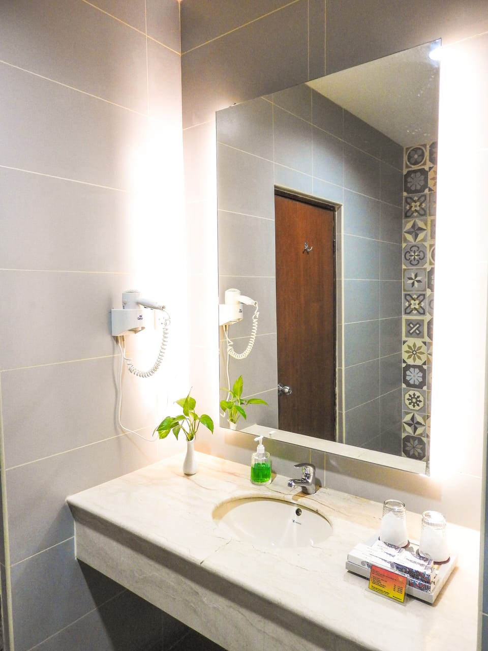 Superior Twin Room | Bathroom | Shower, free toiletries, hair dryer, bidet