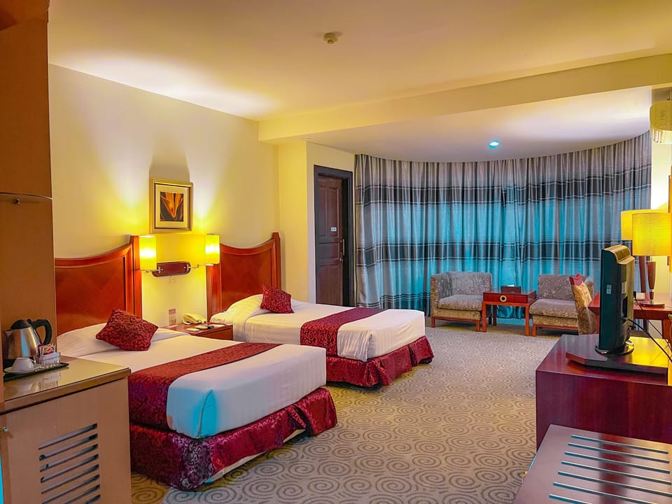 Deluxe Twin Room | Minibar, in-room safe, desk, blackout drapes
