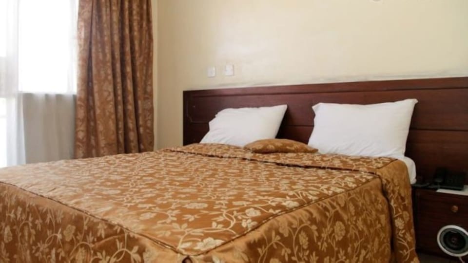 Studio Suite | Desk, free WiFi, bed sheets