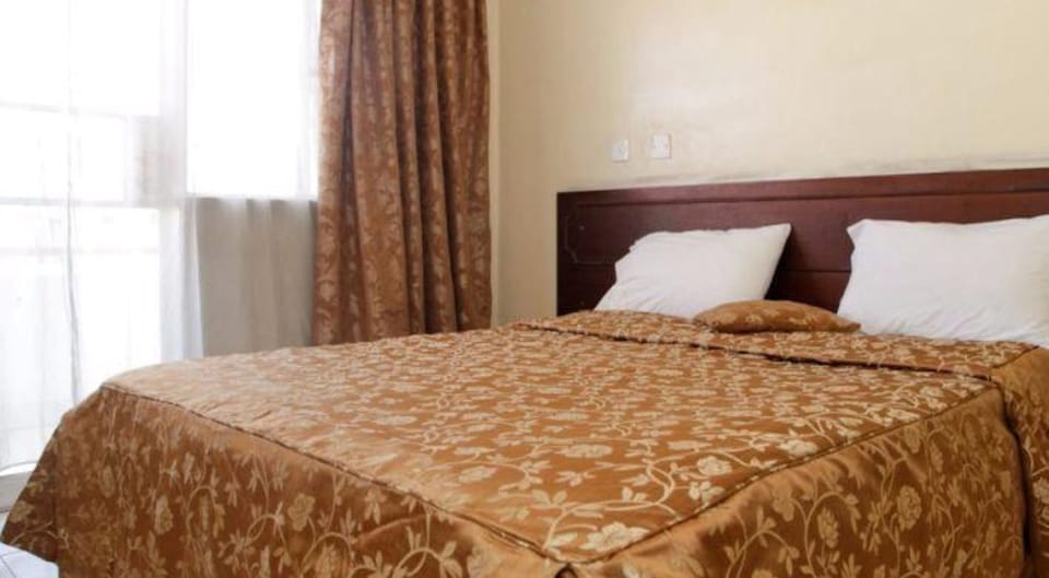 Studio Suite | Desk, free WiFi, bed sheets