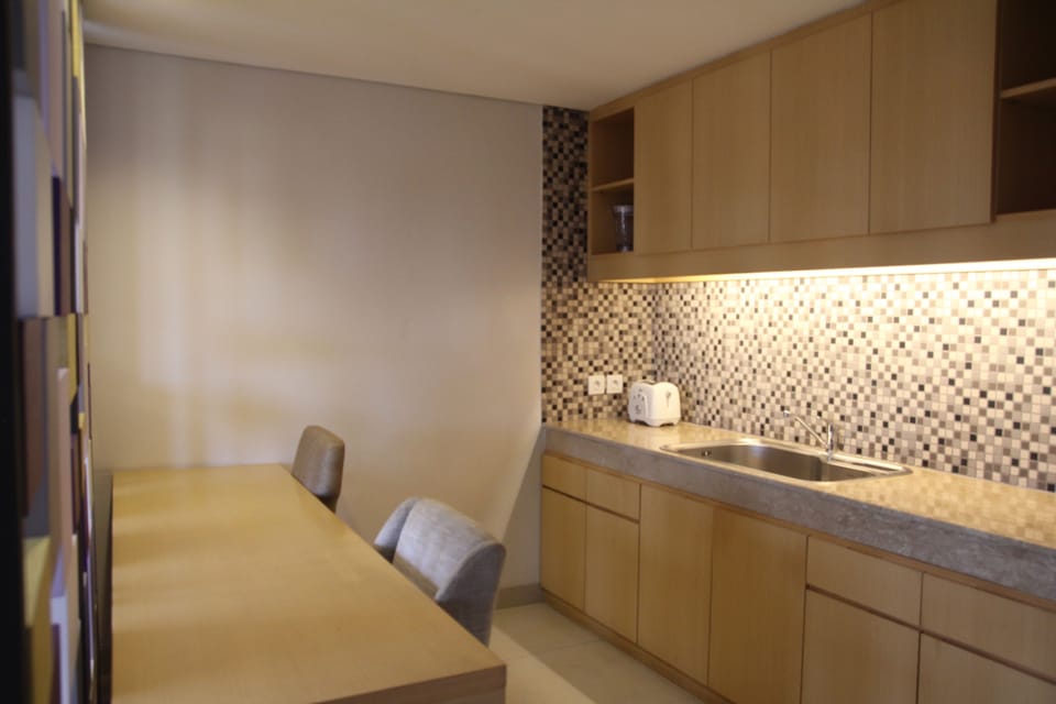 Family Suite | Private kitchenette | Fridge, coffee/tea maker, electric kettle