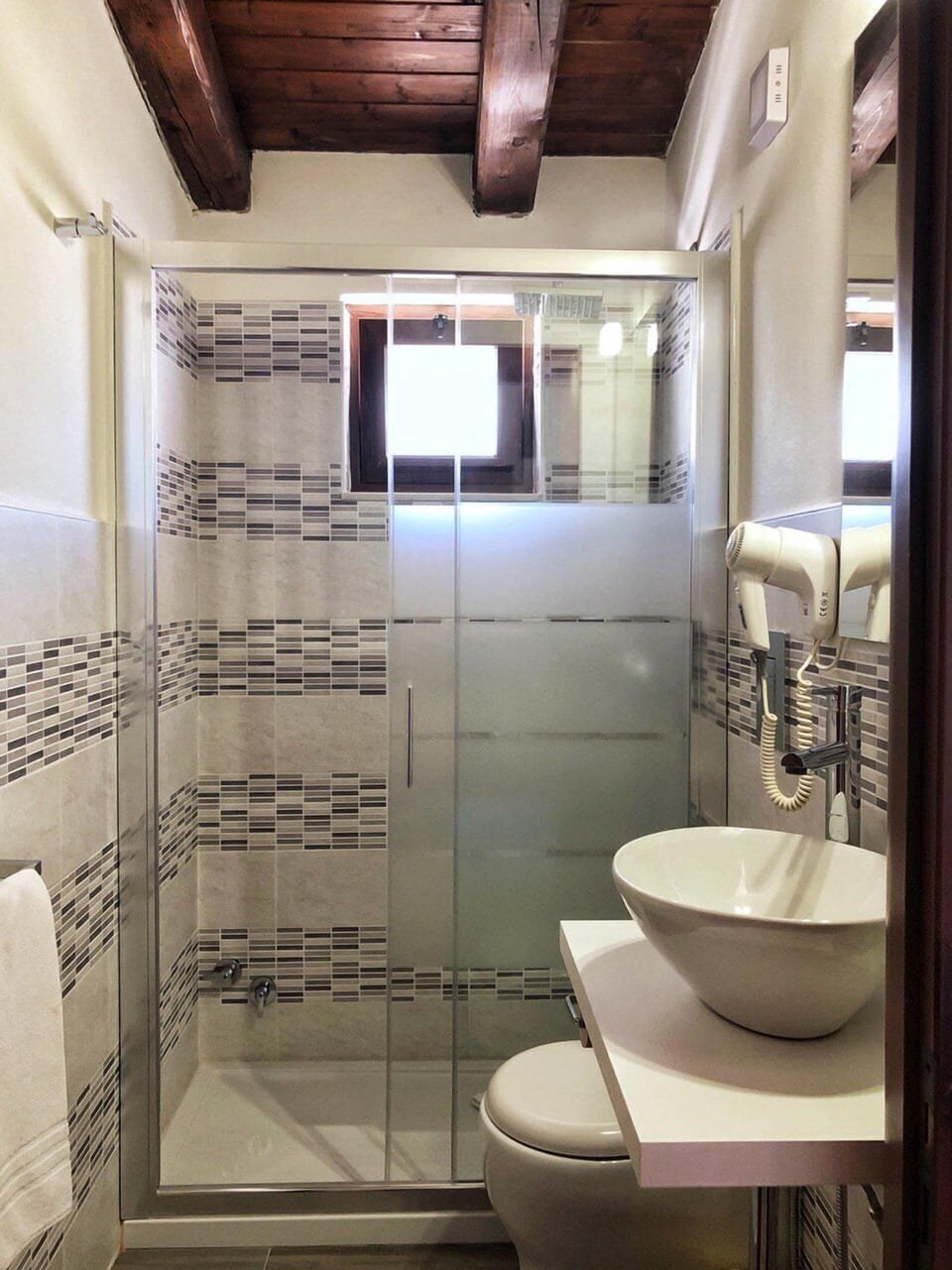 Economy Single Room | Bathroom | Shower, free toiletries, hair dryer, bathrobes