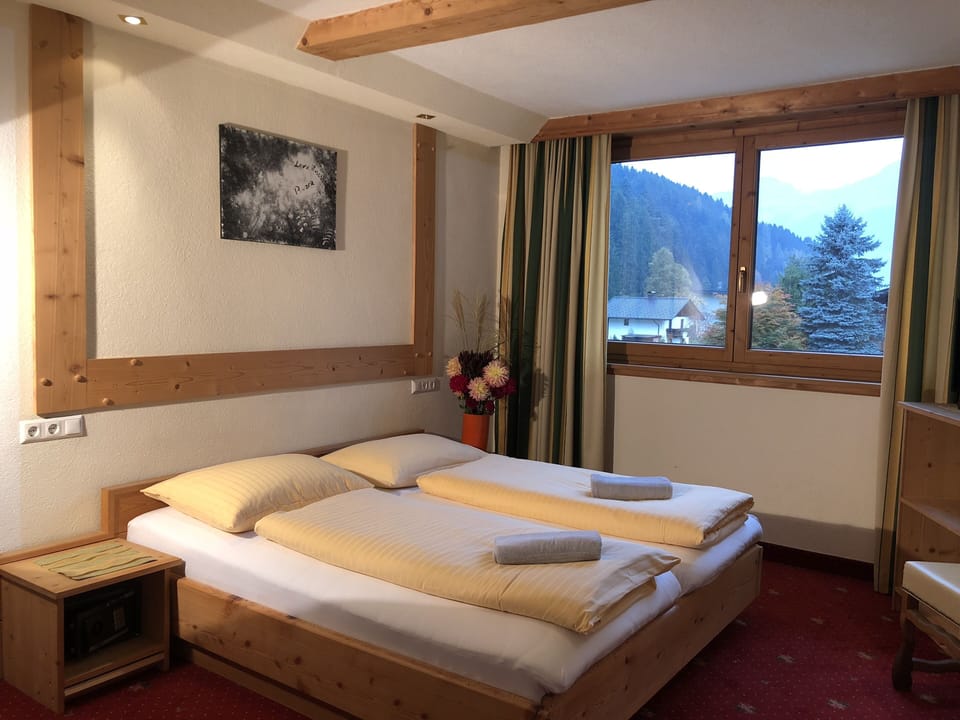 Premium bedding, in-room safe, bed sheets