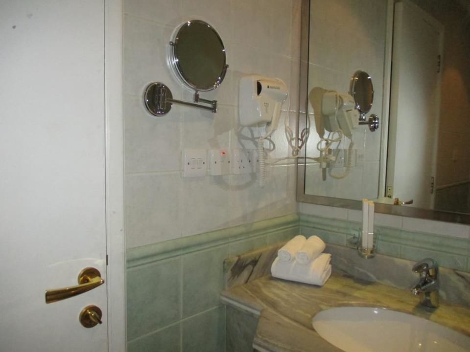 Separate tub and shower, deep soaking tub, free toiletries, hair dryer
