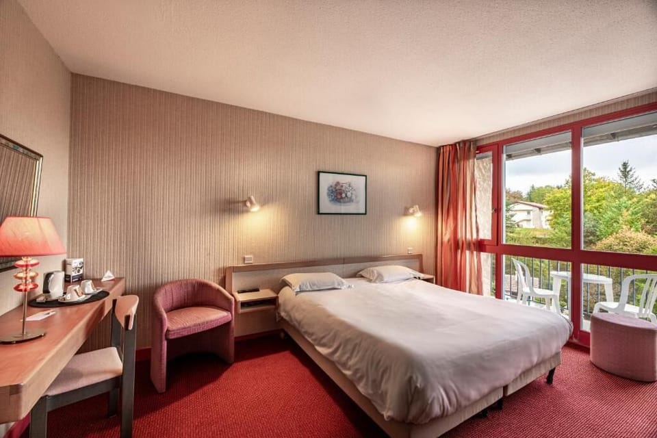 Standard Double Room | Egyptian cotton sheets, premium bedding, desk, laptop workspace
