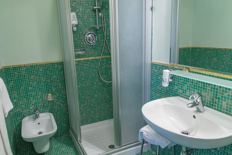 Junior Suite | Bathroom | Deep soaking tub, free toiletries, hair dryer