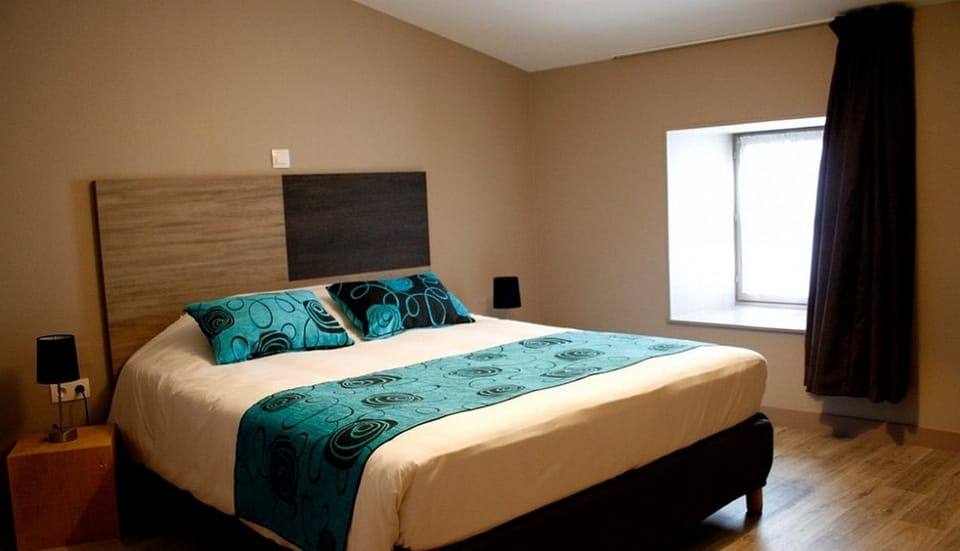 Desk, soundproofing, cribs (surcharge), rollaway beds (surcharge)