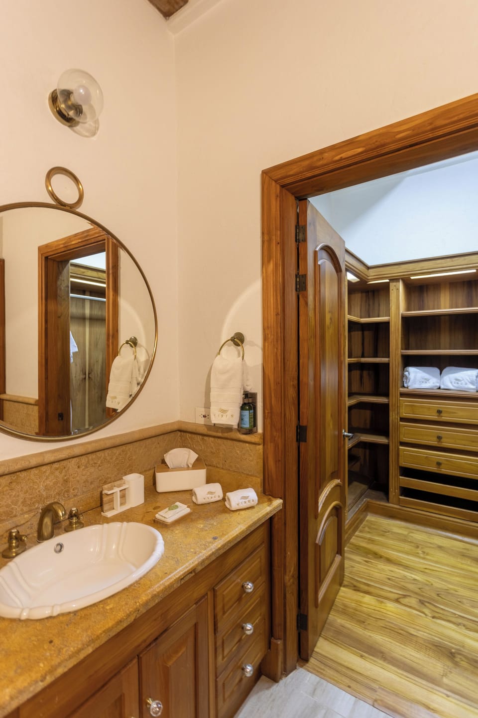 Junior Suite | Bathroom | Combined shower/tub, free toiletries, hair dryer, towels