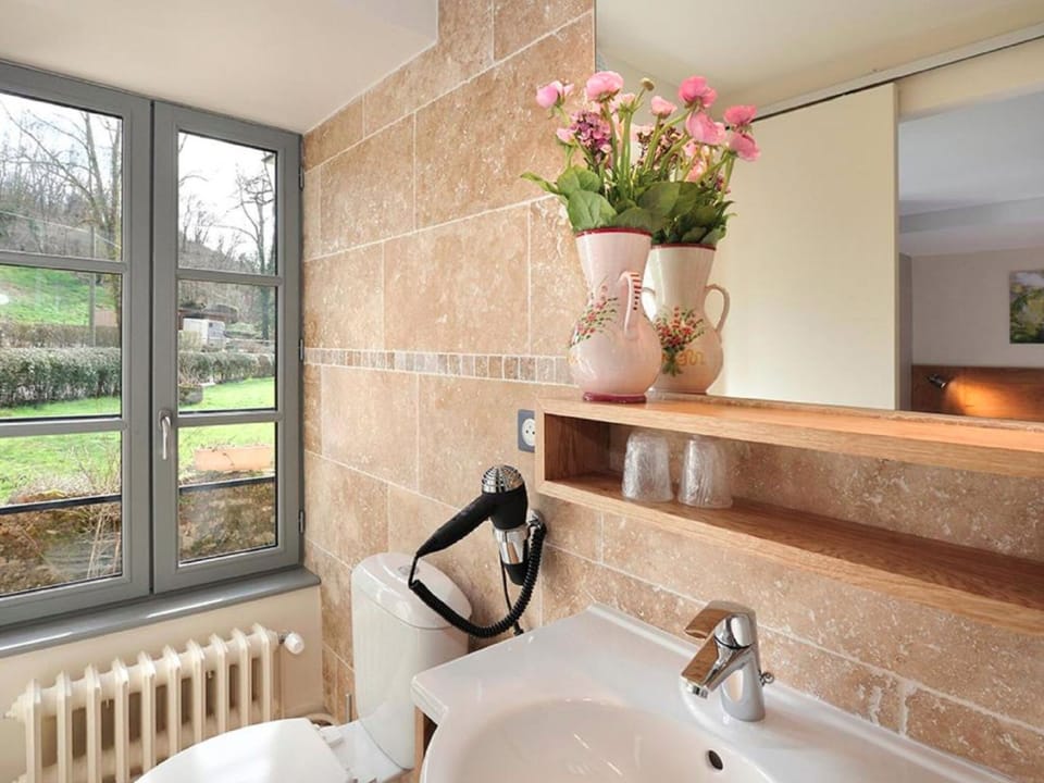 Desk, soundproofing, free WiFi, bed sheets