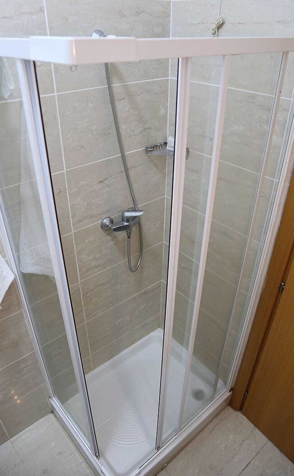Standard Double or Twin Room | Bathroom | Shower, rainfall showerhead, free toiletries, hair dryer