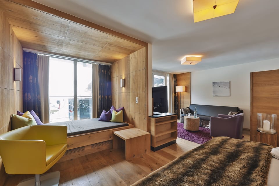 Deluxe Suite | Hypo-allergenic bedding available, minibar, in-room safe, desk
