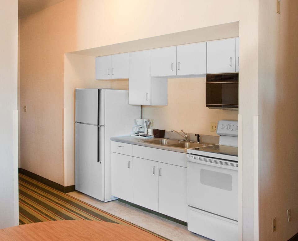 Efficiency, Room, 1 King Bed, Non Smoking | Private kitchenette | Coffee/tea maker, fridge, microwave