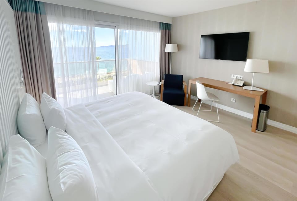 Superior Room, Balcony, Sea View | Premium bedding, minibar, in-room safe, desk