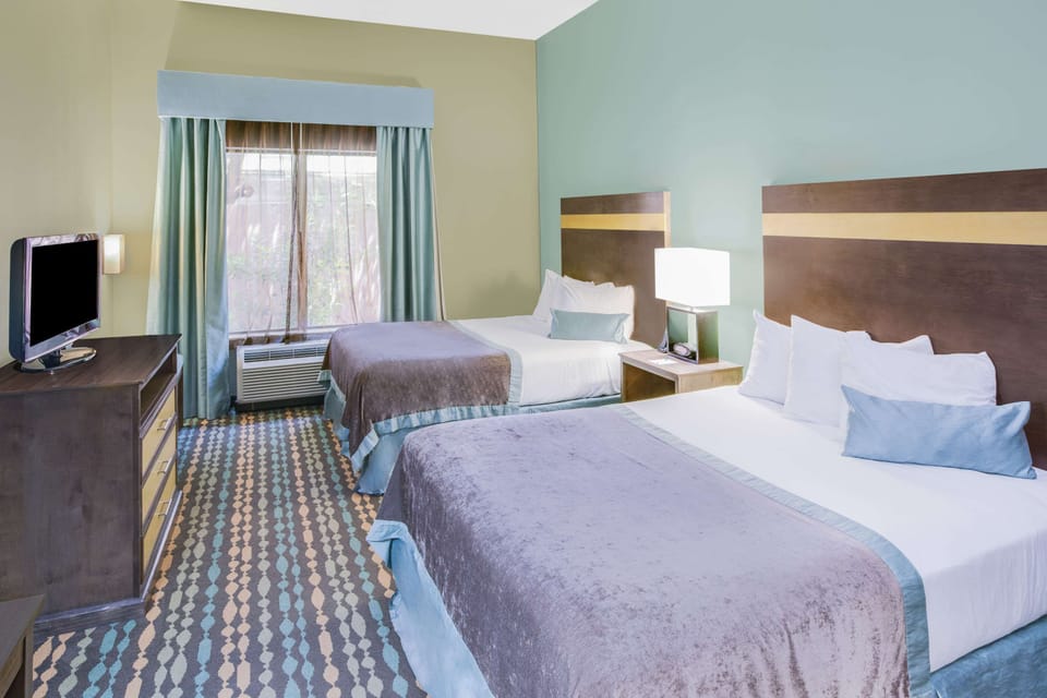 Premium bedding, in-room safe, desk, laptop workspace