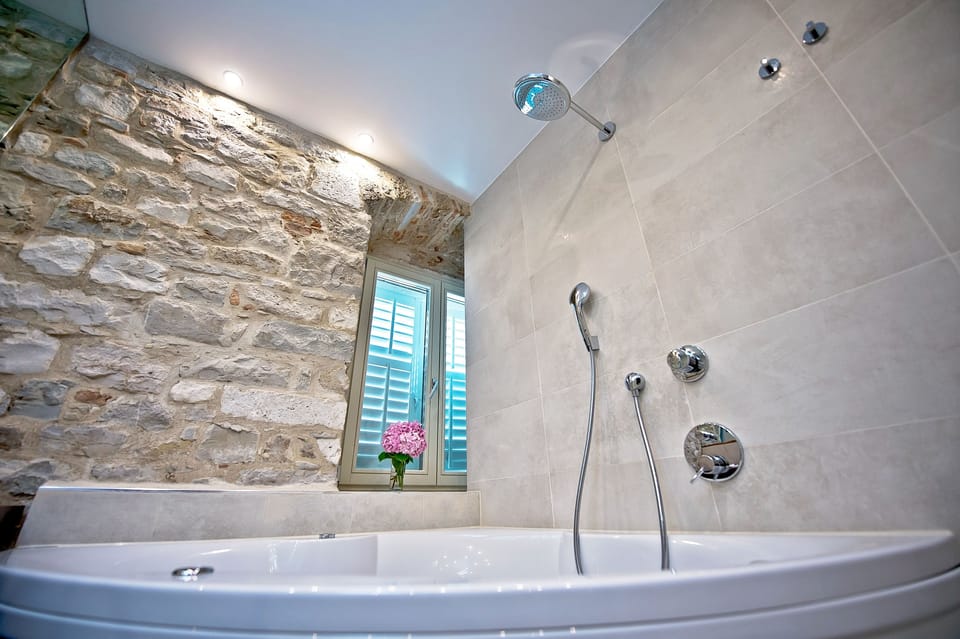 Deluxe Double or Twin Room | Bathroom | Jetted tub, free toiletries, hair dryer, towels
