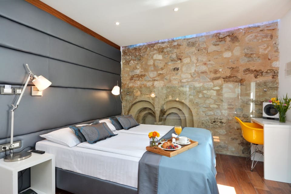 Hypo-allergenic bedding, Select Comfort beds, minibar, in-room safe