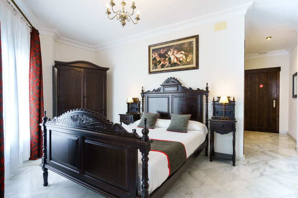 Deluxe Room | Desk, blackout drapes, WiFi (free), bed sheets