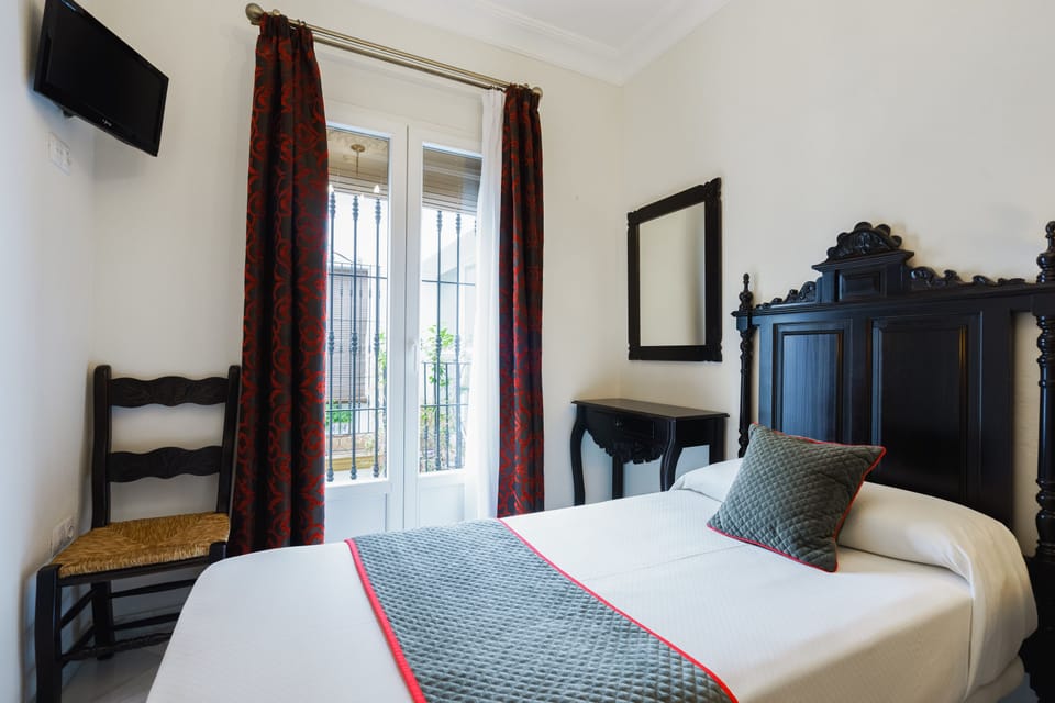 Single Room | Desk, blackout drapes, WiFi (free), bed sheets