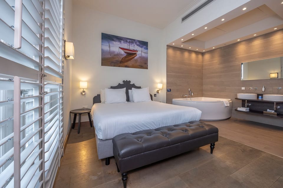 Suite, Lake View | Premium bedding, in-room safe, individually decorated