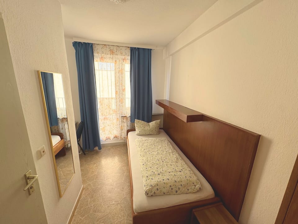 Single Room | Hypo-allergenic bedding available, WiFi (free), individually decorated