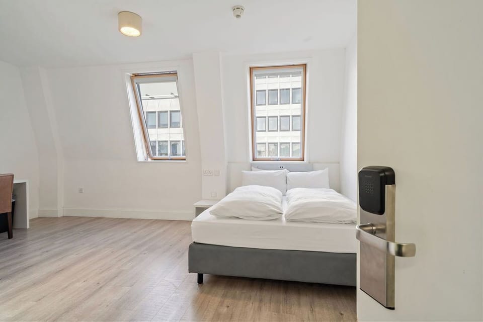 Queen Room | 1 bedroom, premium bedding, pillowtop beds, desk