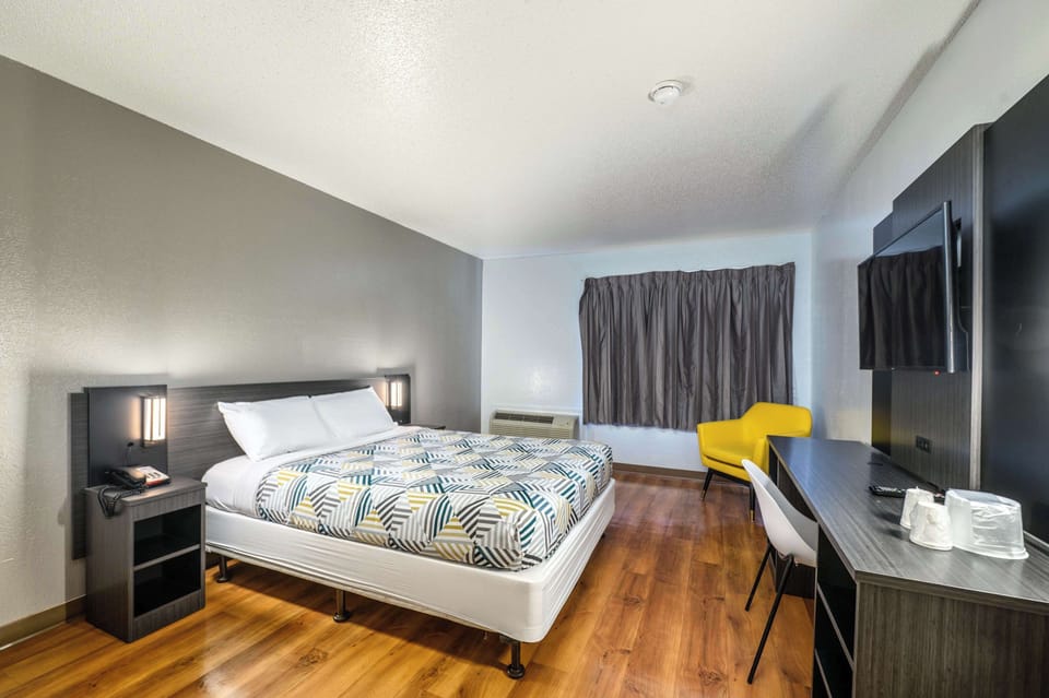 Laptop workspace, free WiFi, bed sheets