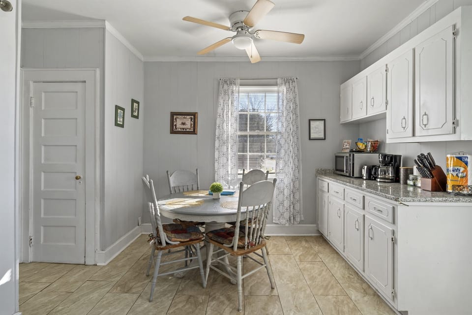 Eat-in Kitchen