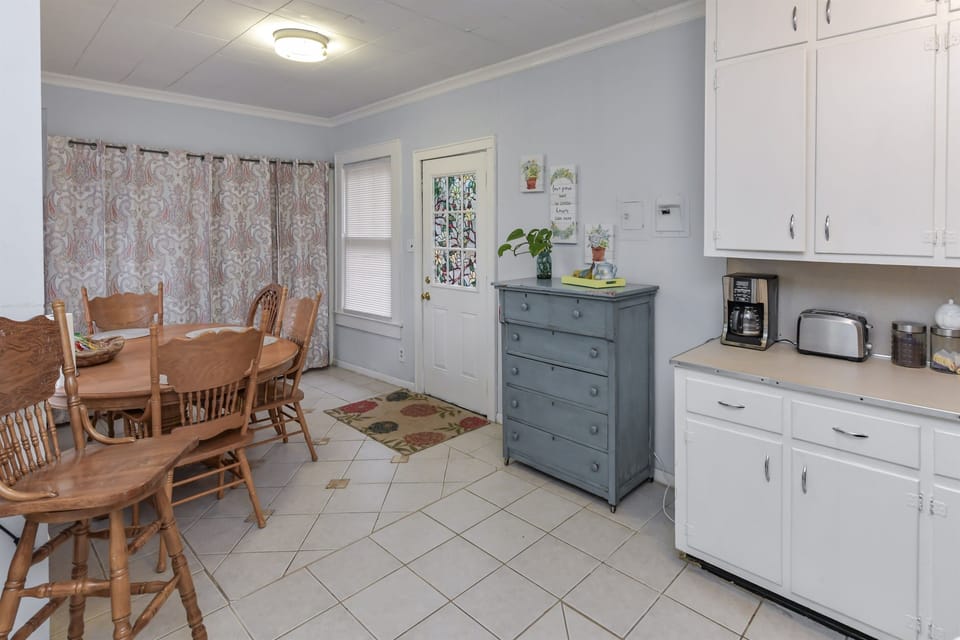 Eat-in kitchen