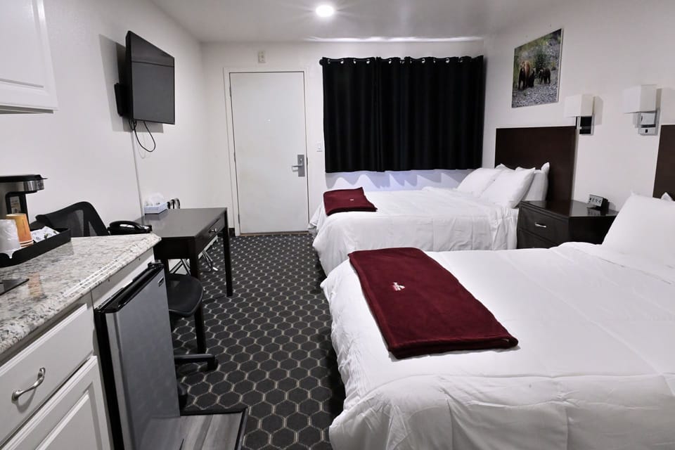 Moderate, 2 Queen Beds | Down comforters, pillowtop beds, desk, laptop workspace