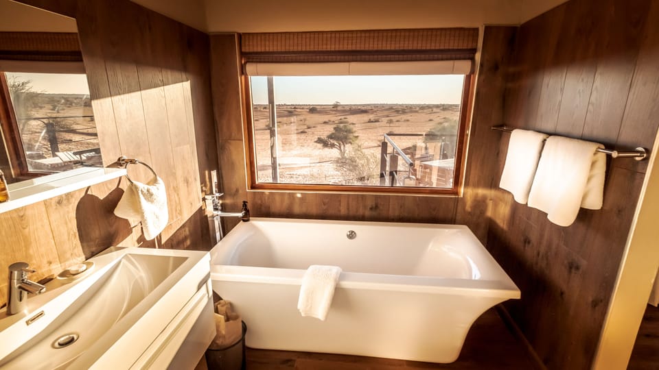 Dune Exclusive Chalet  | Bathroom | Deep soaking tub, towels