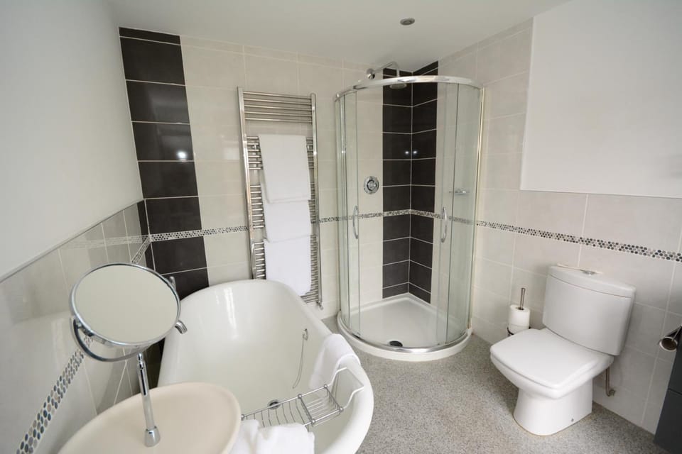 Combined shower/tub, designer toiletries, hair dryer, towels