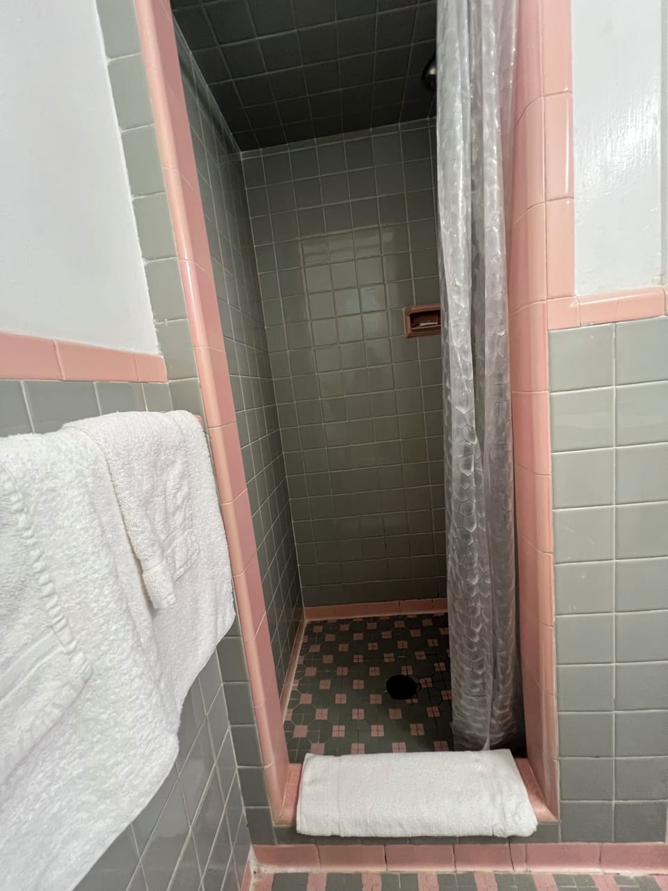 Standard Room | Bathroom | Shower, hair dryer, towels