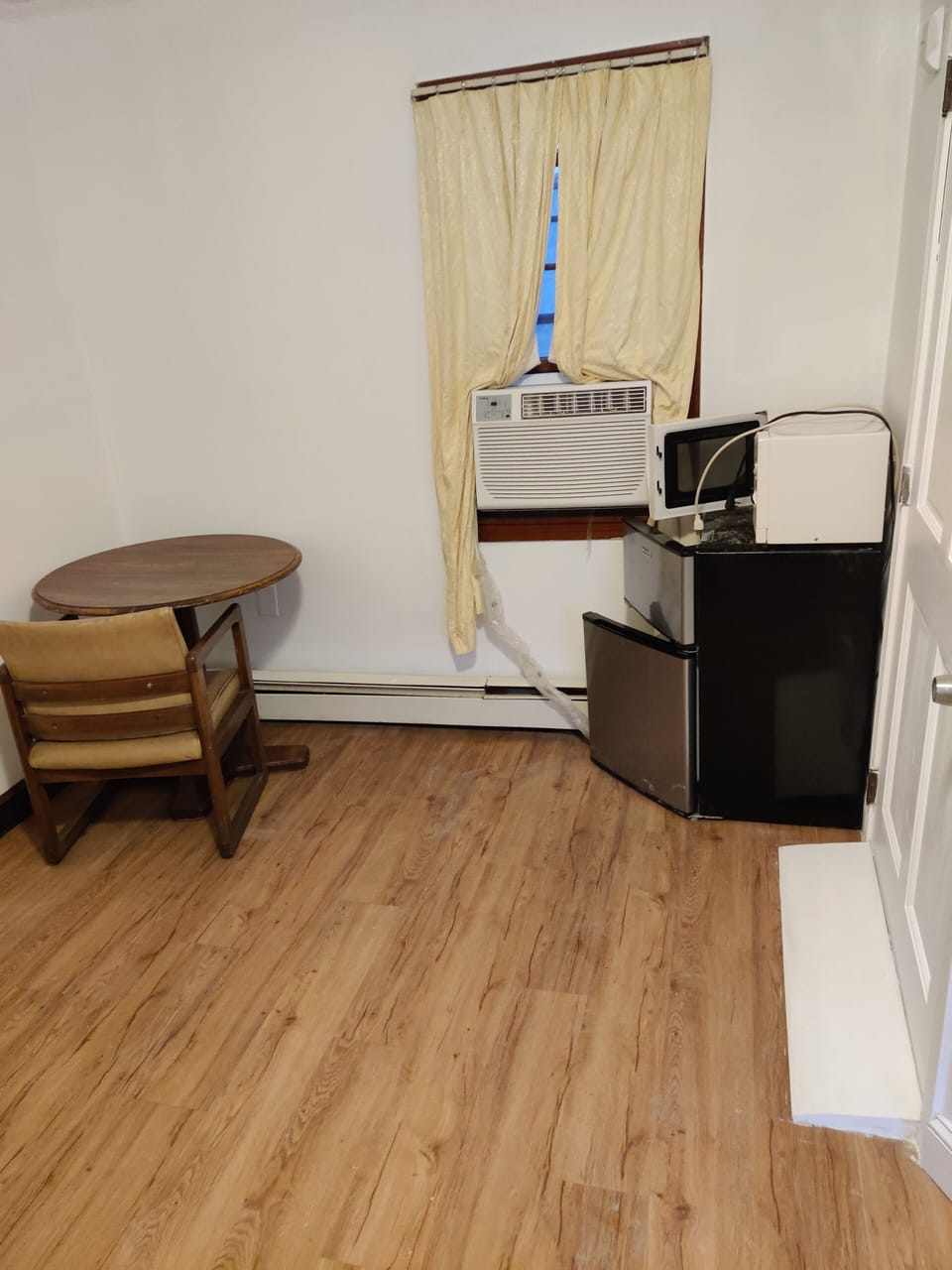 Standard Single Room, 1 Queen Bed, Accessible | Blackout drapes, iron/ironing board, free WiFi, bed sheets