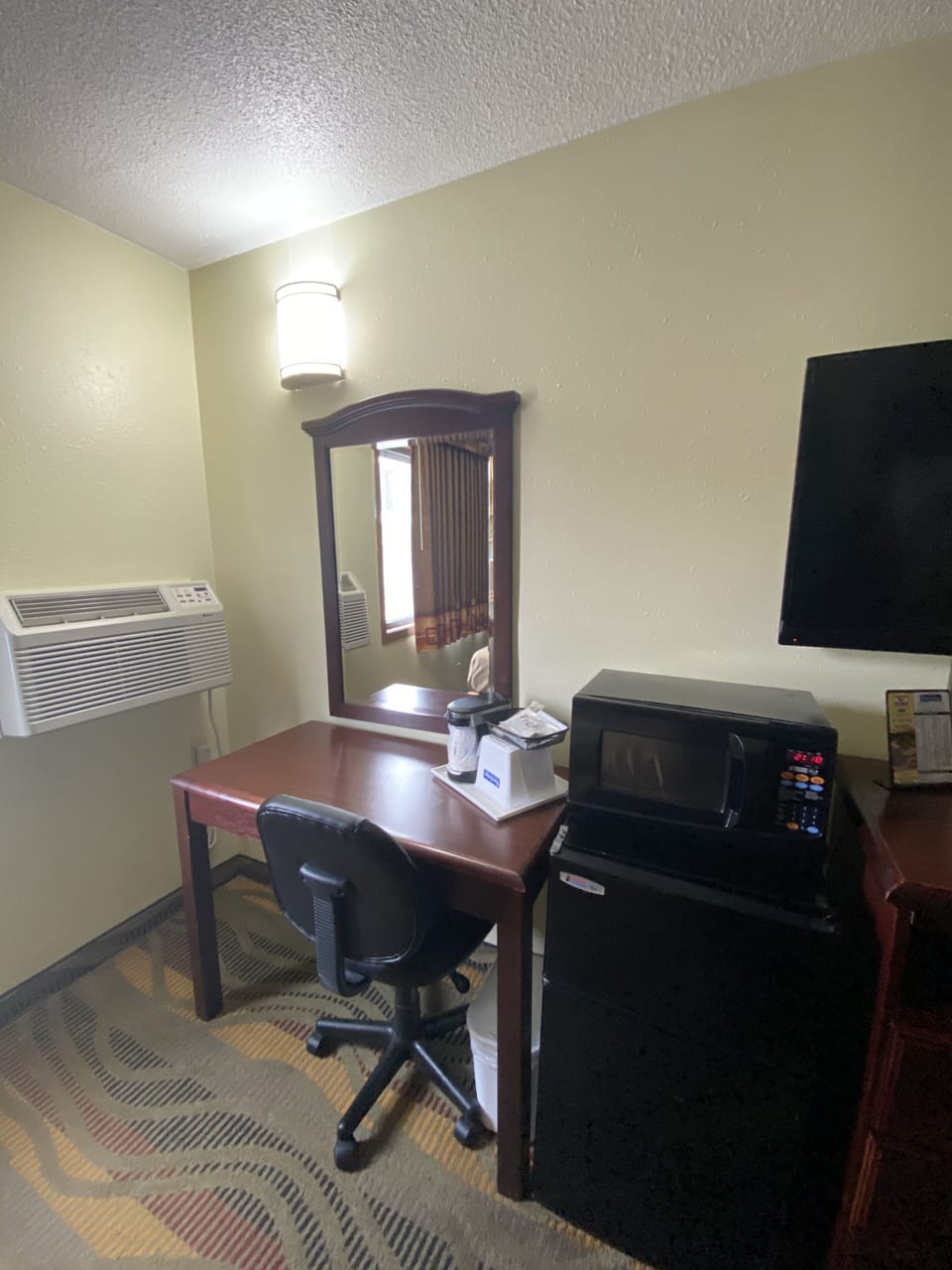 Room, 1 Queen Bed, Non Smoking | Desk, iron/ironing board, free WiFi, bed sheets