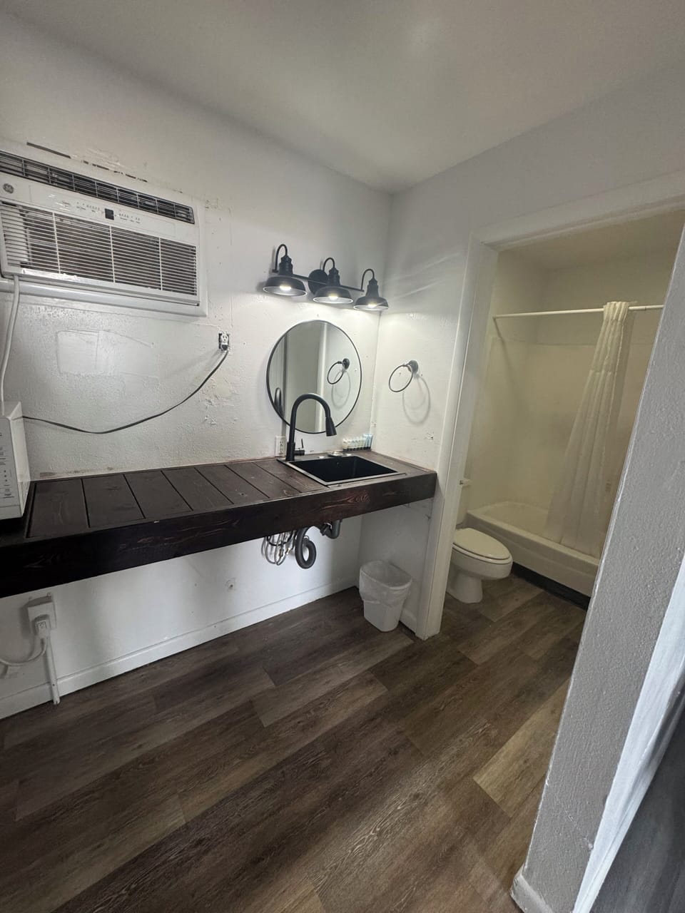 Basic Double Room | Individually decorated, individually furnished, desk, laptop workspace