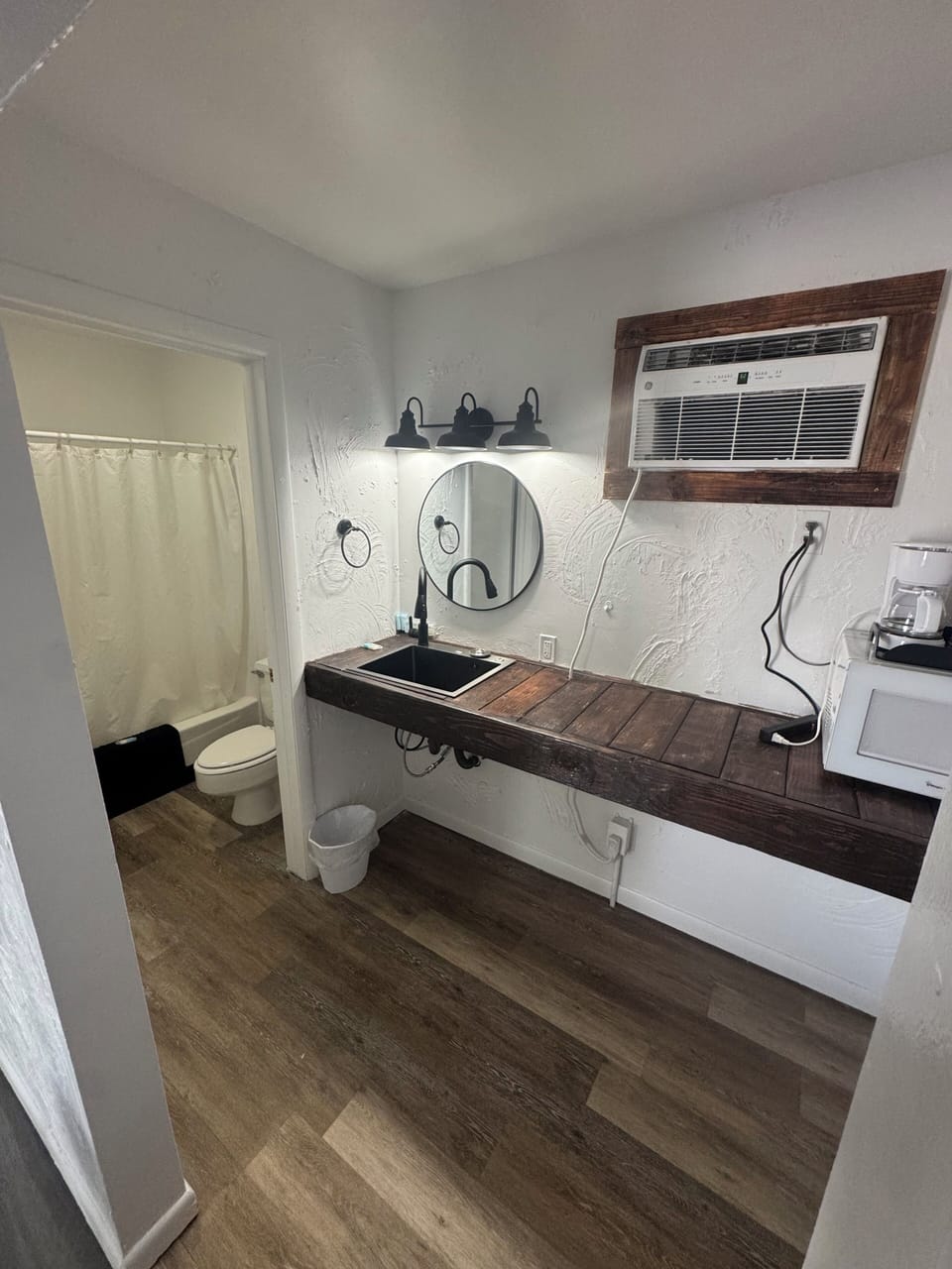 Basic Double Room | Individually decorated, individually furnished, desk, laptop workspace