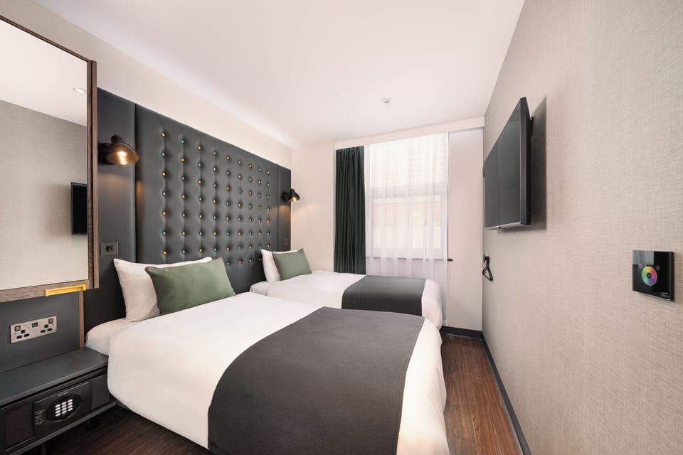 Cosy Twin with Window | In-room safe, desk, blackout drapes, free WiFi