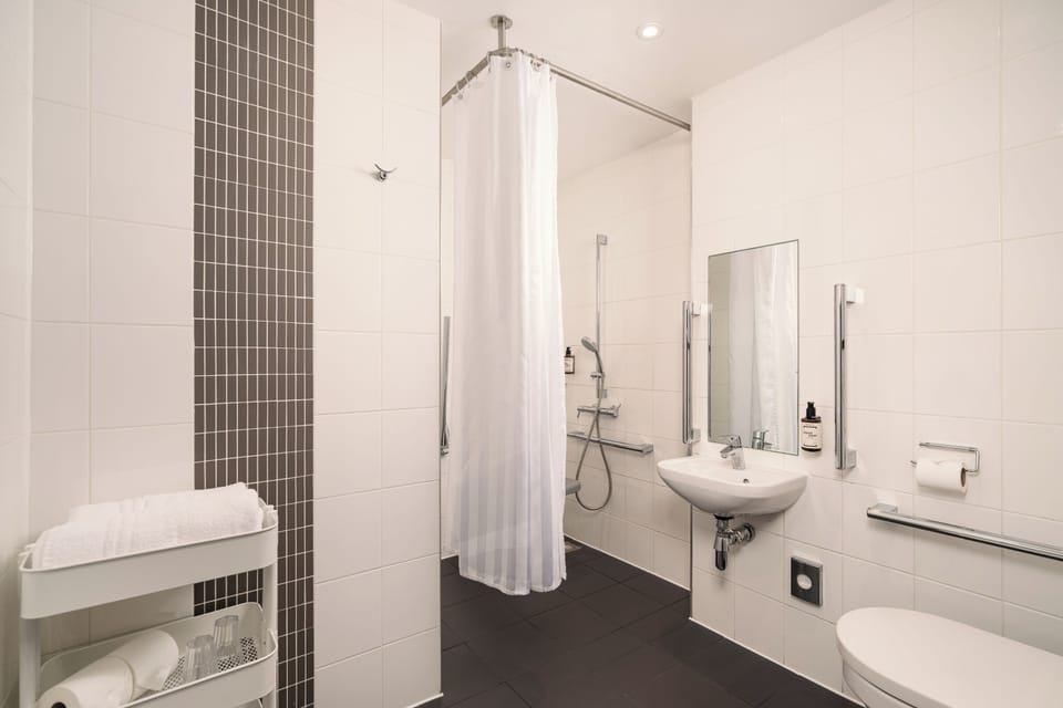 Accessible Double without Window | Bathroom | Shower, free toiletries, hair dryer, towels